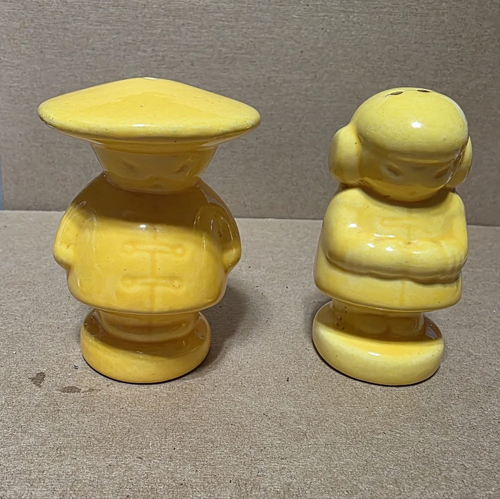 Vtg Chinese Couple Salt Pepper Shaker Set #146